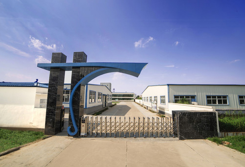 黃帝故里尋根門三維椽子中軌道鋪設(shè)及電動葫蘆的安裝:電動葫蘆